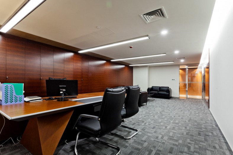 Refective UGR<19 dimming batten light